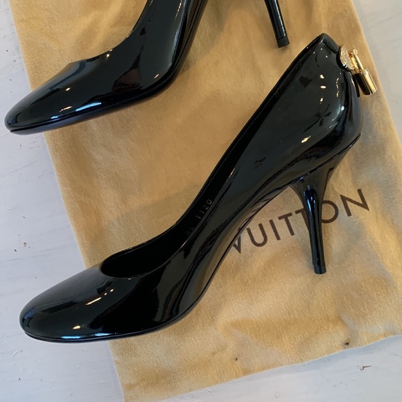 Loius Vuitton black leather pumps with round toe and signature hardware. Size 38 - Picture 7 of 16